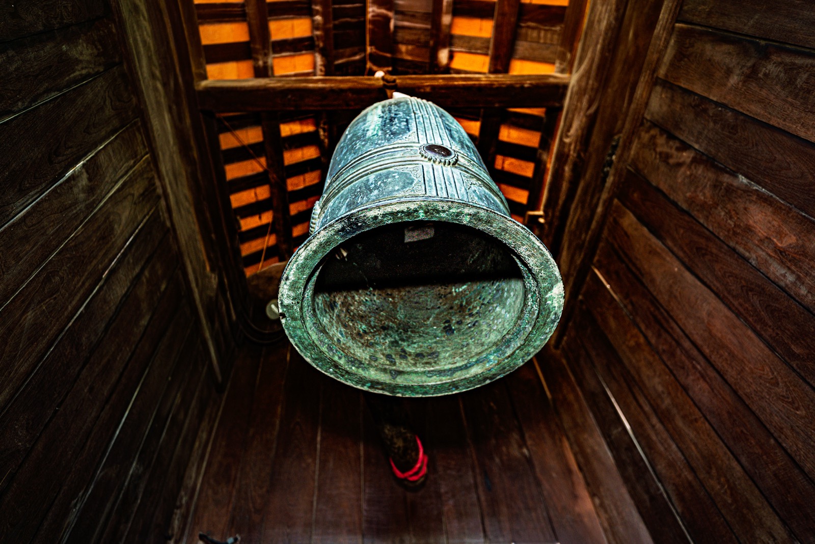 Chuông đồng “Kim Chung tự ký” trên gác chuông.