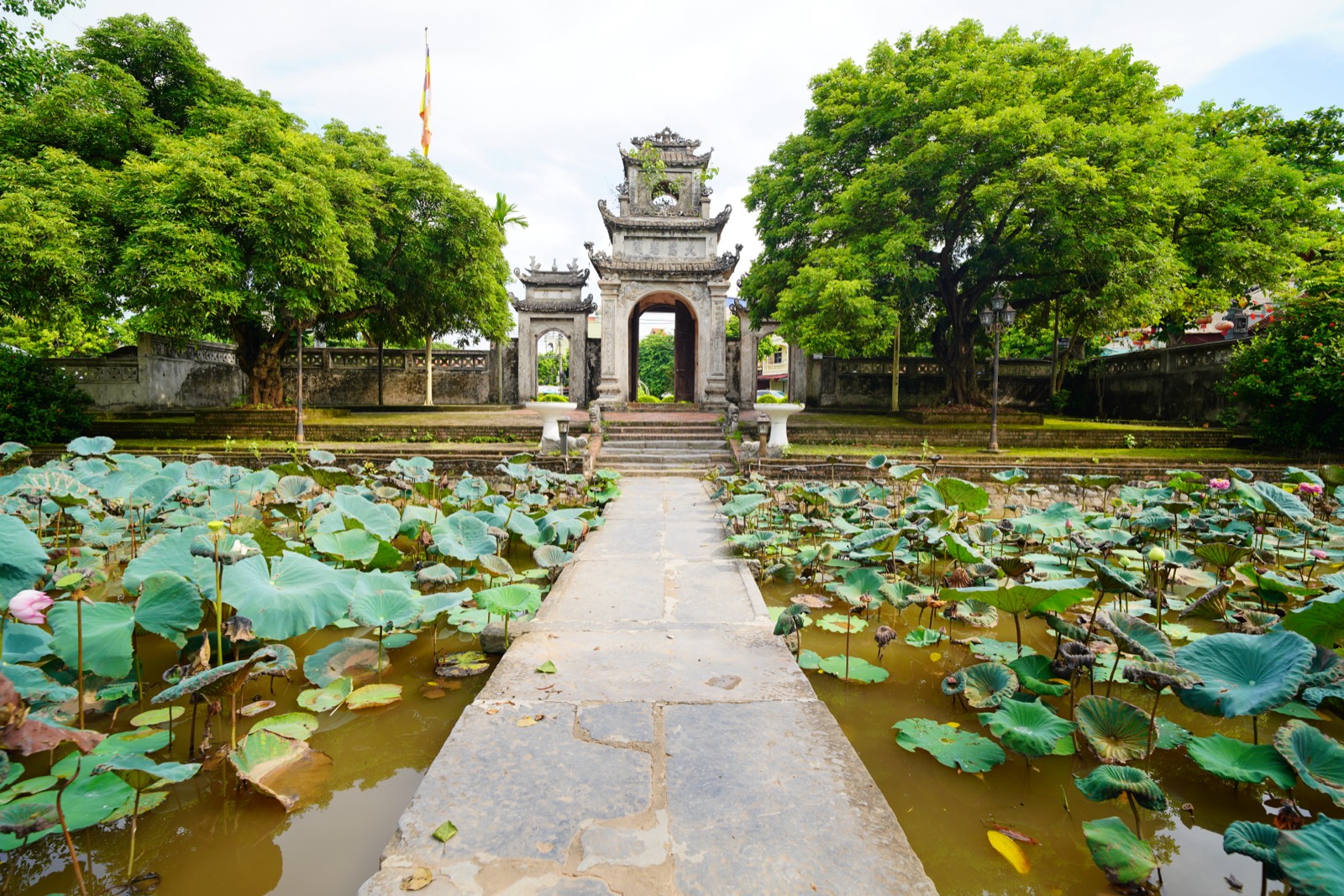Cổng Tam quan và ao Mắt Rồng — lối vào chùa Chuông.