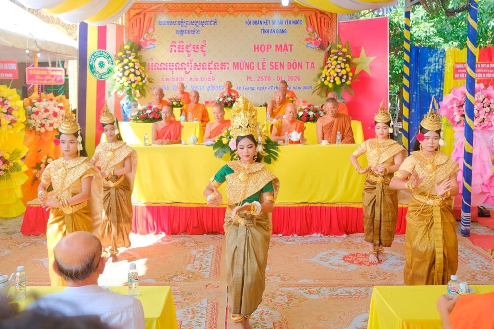 Nhiều hoạt động mừng lễ Sene Đôn-ta của đồng bào Khmer
