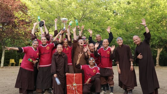 Niềm vui trên sân bóng Làng Mai