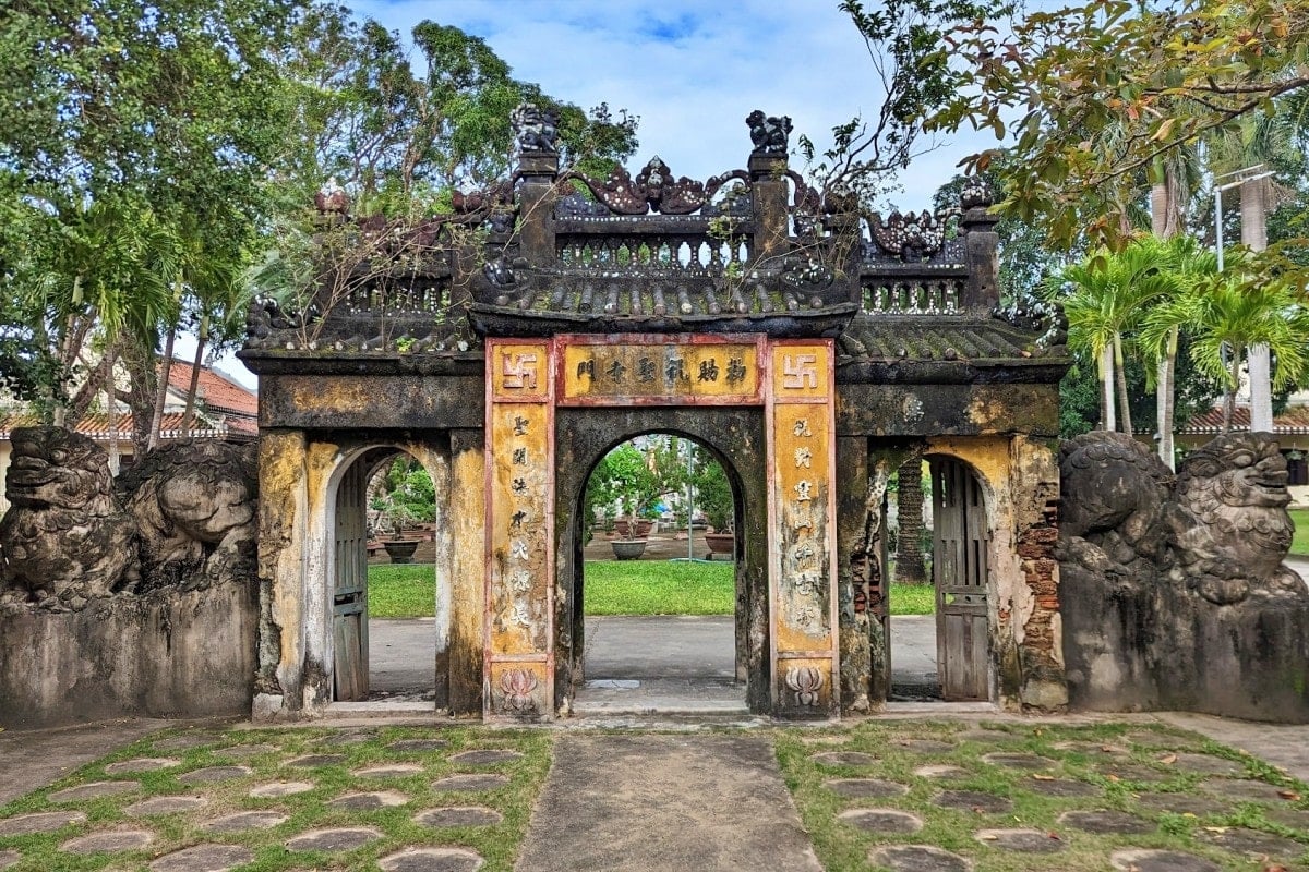 Rêu phong cổng cũ chùa xưa
