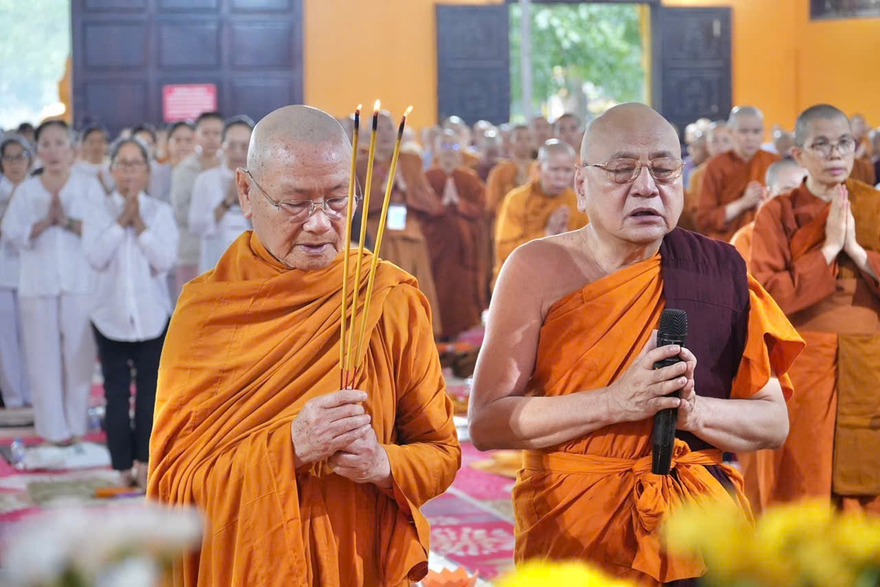 TP. Đồng Nai: Trưởng lão Hòa thượng Viên Minh sách tấn hành giả an cư tại trường hạ Phước Sơn