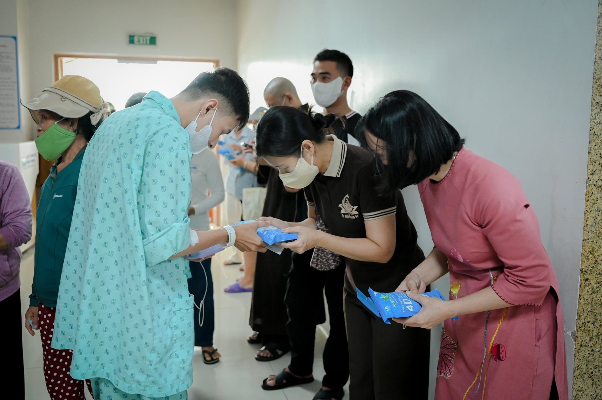 Tu viện Khánh An tặng 600 phần quà cho bệnh nhân ung thư
